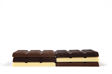 Dunkle, Weiße und Vollmilchschokolade gestapelt
