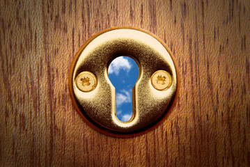 Naklejka premium Sky through keyhole