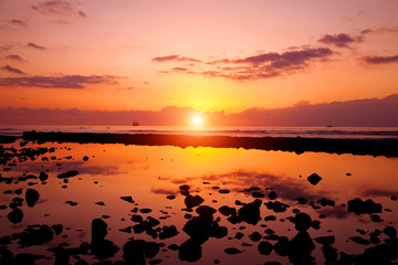 Fototapeta na wymiar Zachód słońca na plaży i skały