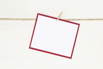 Ein weißes Schild mit rotem Rahmen