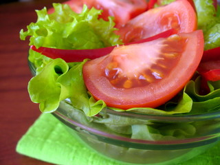 Fresh salad (tomato, lettuce, pepper, herbs)