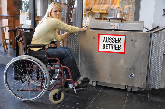 Rollstuhlfahrerin an defektem Lift