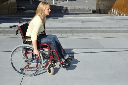 Rollstuhlfahrerin auf Steigung