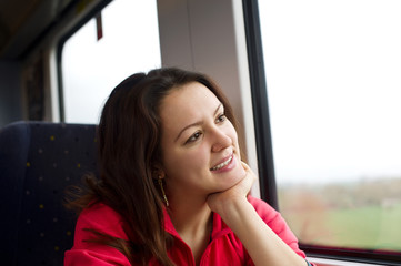Fototapeta na wymiar Szczęśliwa dziewczyna w pociągu