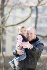 Fototapeta premium Kleinkind mit Papa