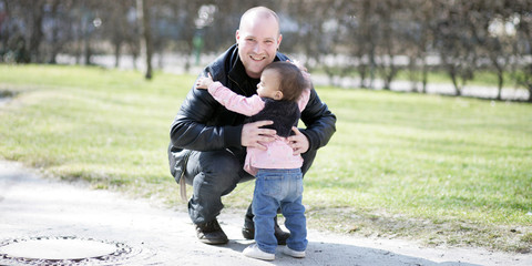 Obraz premium Kleinkind mit Papa