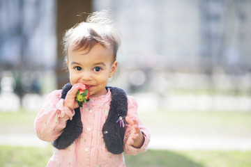 Kind mit Erdbeere