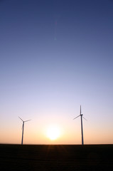 Obraz premium wind turbine wheel and sun
