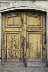 Fototapeta na wymiar stary żółty drzwi