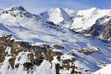 Fototapeta na wymiar Stacja narciarska w pobliżu lodowca Hintertux