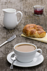 Kleines französisches Frühstück mit Milchkaffee