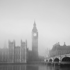 Obraz na płótnie Canvas Pałac Westminsterski w mgle