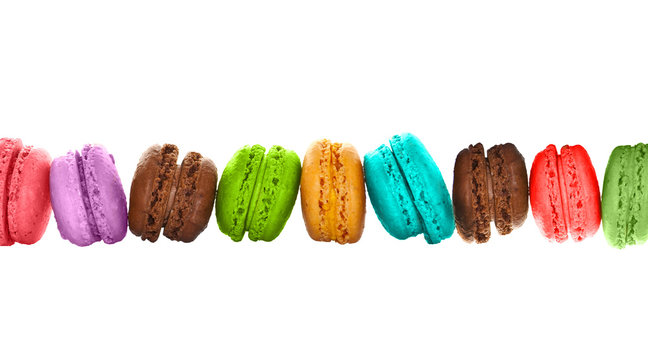 Ligne de macarons multicolores fond blanc