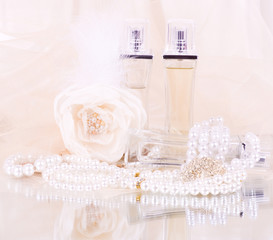 Obraz na płótnie Canvas butelki perfum suknie, biała róża i perły koraliki