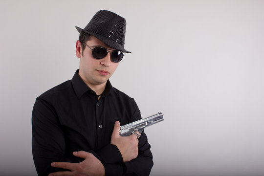 Mann mit Waffe