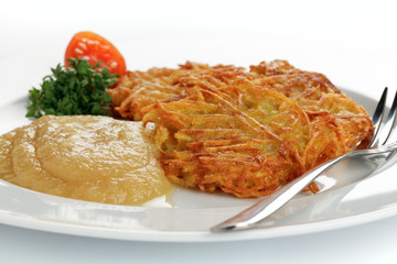 Reibekuchen mit Apfelmus
