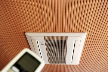 エアコンとリモコン