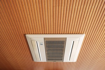 天井のエアコン