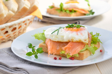 Toast mit Lachs und herzförmigem Spiegelei