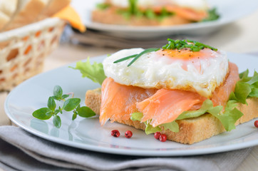 Toastsnack mit Lachs und Spiegelei