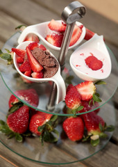 Mouse o chocolat mit frischen Erdbeeren