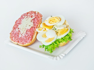 Frühstücksbrötchen mit Ei und Mett