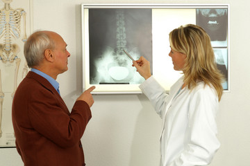 Eine &Auml;rztin erkl&auml;rt dem Patienten den Befund