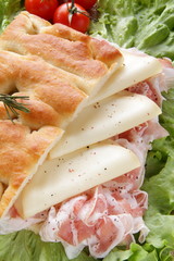 focaccia con pancetta e formaggio