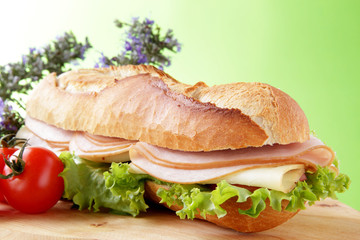 panino con prosciutto cotto e formaggio