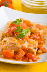 Fish and cherry tomatoes. Pesce con pomodorini.
