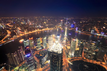 Fototapeta na wymiar Szanghaj w nocy z widokiem
