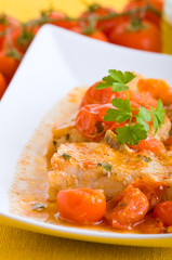 Fish and cherry tomatoes. Pesce con pomodorini.