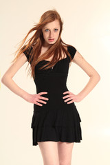Fototapeta premium Frau im schwarzen Kleid