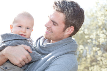 papa und sohn in der natur