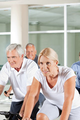 Obraz premium Senioren beim Fitnesstraining