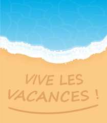 Vive les vacances ! écrit dans le sable à la mer.