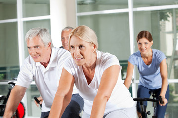 Fototapeta na wymiar Senioren beim Reha-Training im Fitnesscenter