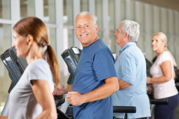 Senioren joggen auf Laufband