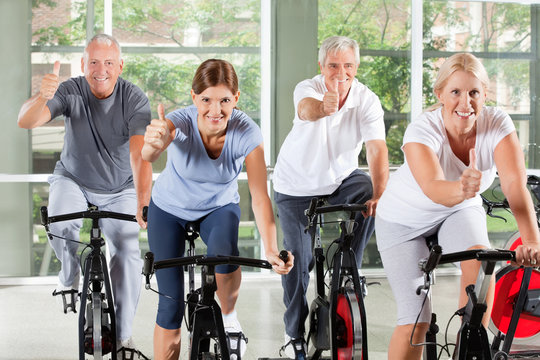 Senioren im Fitnesscenter halten Daumen hoch
