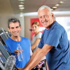 Senior auf Laufband im Fitnesscenter