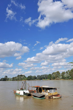 Barcazas en el r&iacute;o Guadalquivir a su paso por Coria del R&iacute;o, provincia de Sevilla, Espa&ntilde;a
