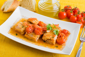 Fish and cherry tomatoes. Pesce con pomodorini.
