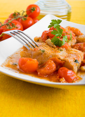 Fish and cherry tomatoes. Pesce con pomodorini.