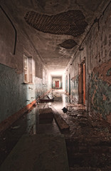 Fototapeta na wymiar wewnątrz opuszczonego budynku