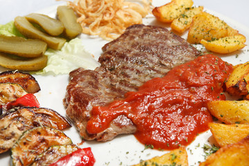 Obraz premium Grilled steak with vegetables