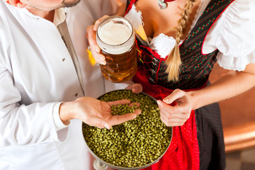 Braumeister und Frau mit Bier in Brauerei