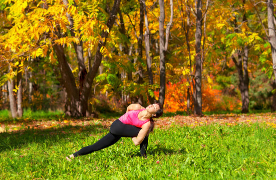 Yoga parivrita parshvakonasana pose