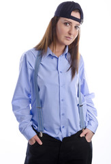 Frau in Hosenträger