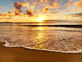 beau coucher de soleil sur la plage