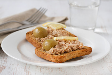 toasts with tuna paste and lemon